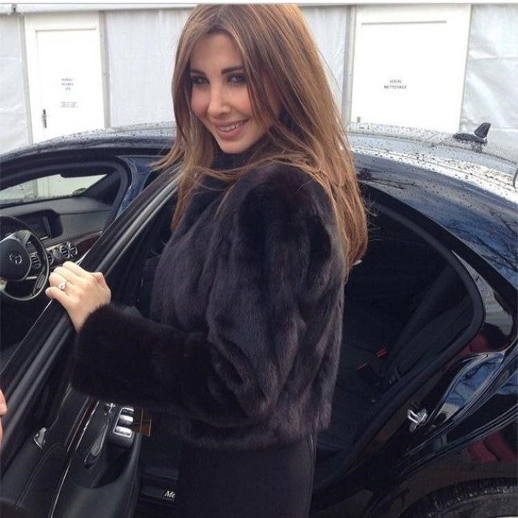 بالصور: نانسي عجرم تواجه برد باريس بـ «معطف فرو» خطف الأنظار 