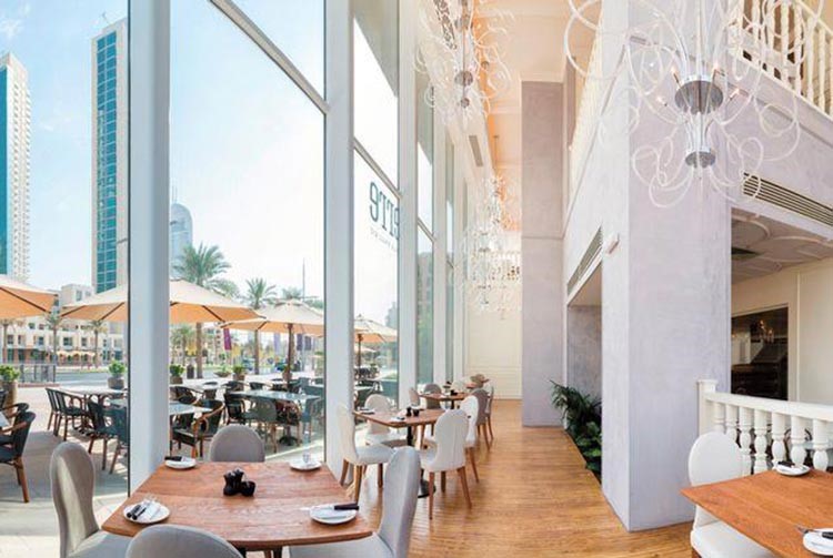 مطعم لاسيري بولانجيري وبيسترو La Serre BoulangerieBistro، في فيدا داون تاون دبي