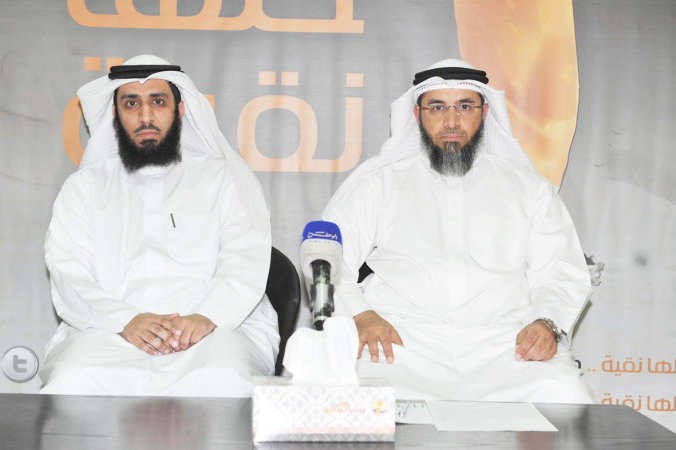 عبدالعزيز الفضلي وعلي العبيدلي خلال المؤتمر الصحافي 