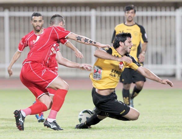 عمر السومة يسعى لتسجيل الاهداف في مرمى الصليبخات للاحتفاظ بالصدارة