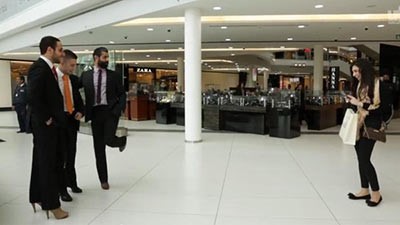بالفيديو ... 3 رجال لبنانيين بالبزة الرسمية يتجولون بالكعب العالي داخل مجمع في بيروت ويثيرون الضحك والدهشة