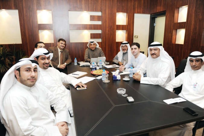 النائب دعبدالحميد دشتي مع مستشار الادارة العامة الزميل يوسف عبدالرحمن ومدير التحرير الزميل محمد الحسيني ومدير ادارة التسويق الزميل فريد سلوم والزملاء سامح عبدالحفيظ وفليح العازمي وبدر السهيل وحسين الرمضان ومدير مكتبه محمود حيات﻿