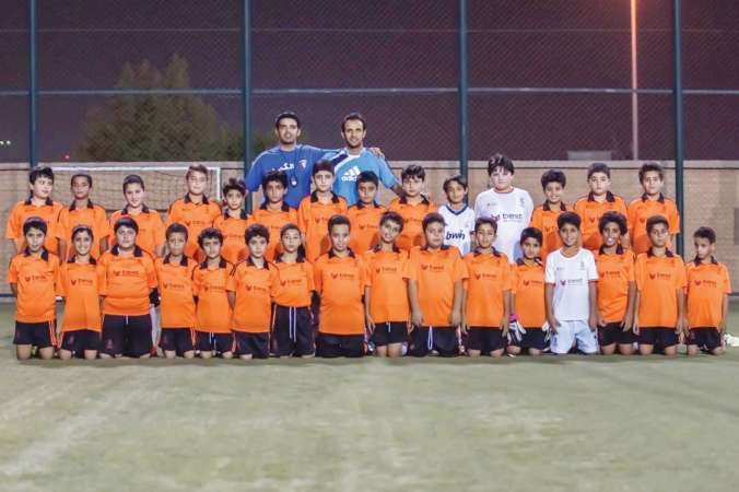 احمد موسى وعبدالعزيز فاضل يتوسطان اللاعبين قبل التدريب﻿