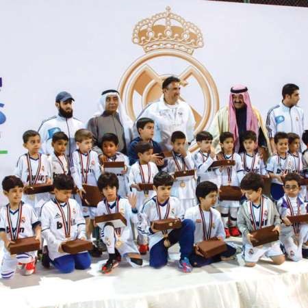 الشيخ احمد اليوسف يتوسط اول دفعة تخرجت في الاكاديمية﻿