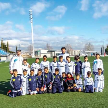 علي عبدالرضا مع اللاعبين في ملاعب ريال مدريد﻿