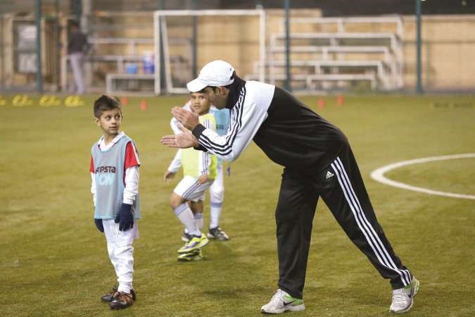 علي فلاح يرفع من معنويات احد اللاعبين﻿