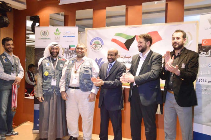 ممثل سفارتنا في تركيا مبارك الهاجري مكرما احد المتطوعين خلال الرحلة﻿