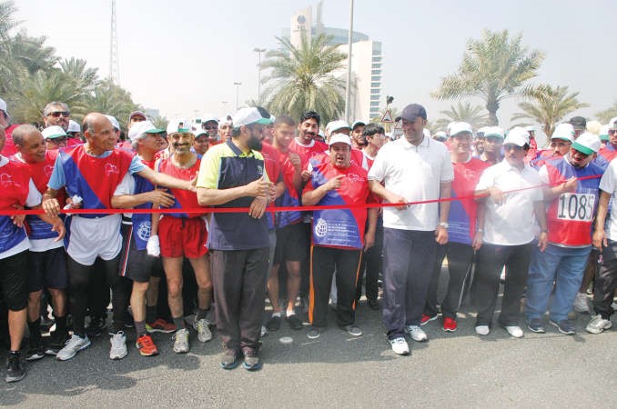 دعلي العبيدي ودعلي العمير مع المشاركين لحظة انطلاق الماراثون حمدي شوقي