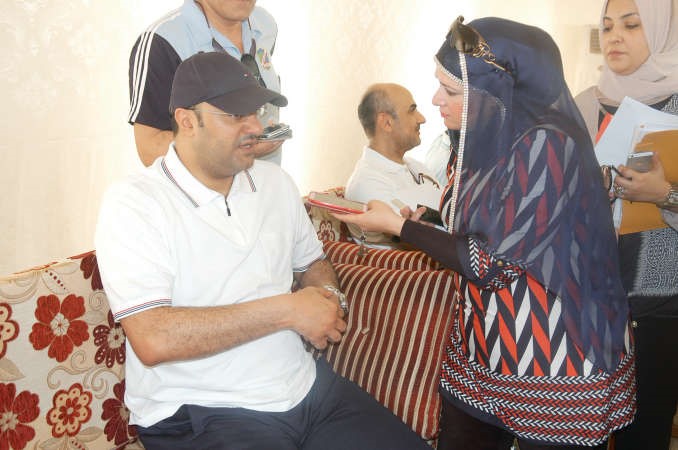 د علي العبيدي متحدثا الى الزميلة حنان عبدالمعبود