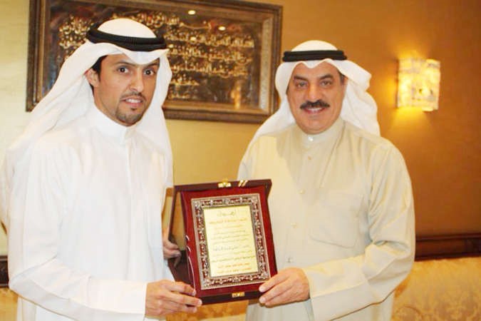 النائب السابق عبدالله المعيوف يتسلم درعا من علي عبدالرضا﻿