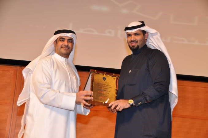 مشاري العيبان يكرم احد المشاركين في الدورة