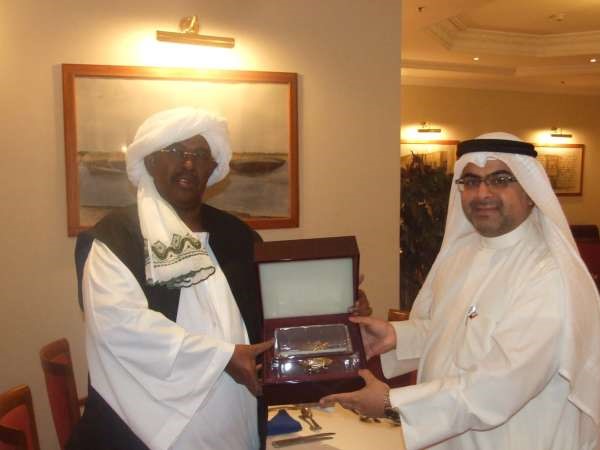  السفير طلال الهاجري يقدم هدية تذكارية لحاكم ولاية البحر الاحمر السودانية ﻿