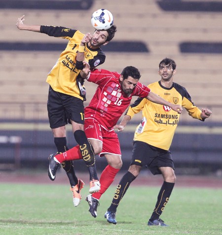 لاعب القادسية فهد الانصاري يحول الكرة براسه	 الازرقكوم