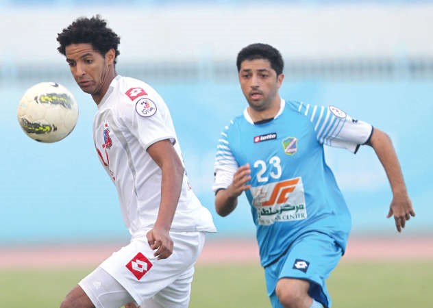 مهاجم الكويت عصام جمعة يسيطر على الكرة بملاحقة من لاعب السالمية علي الشمالي ﻿