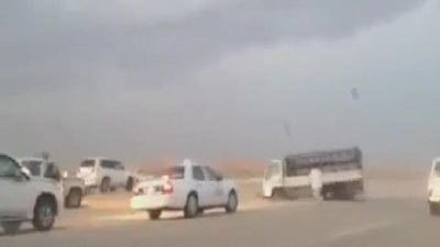 بالفيديو.. دقيقة مجنونة لسعودي في "مهمة مستحيلة" لإيقاف شاحنة هاربة من الشرطة