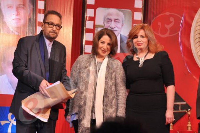 بالصور.. آثار المرض بادية على نور الشريف وقبُل ودموع تجمعه ببوسي.. والهام شاهين تحتضنهما 