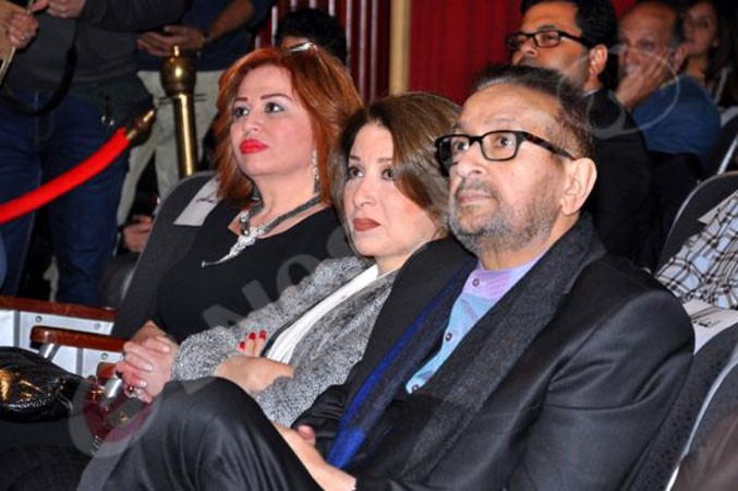 بالصور.. آثار المرض بادية على نور الشريف وقبُل ودموع تجمعه ببوسي.. والهام شاهين تحتضنهما 