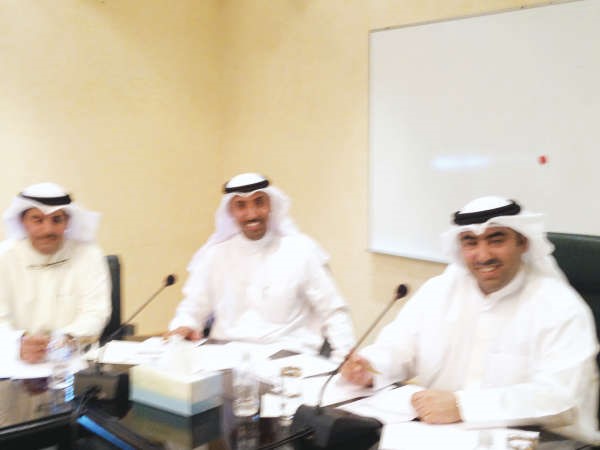 اسامة العتيبي ومنصور الخرينج ومزيد المطيري خلال المؤتمر الصحافي
