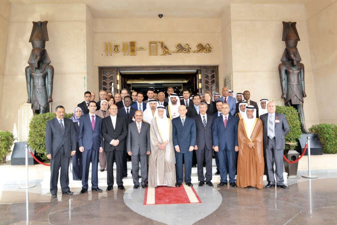 عبدالعزيز العدساني متوسطا المشاركين في المؤتمر ﻿