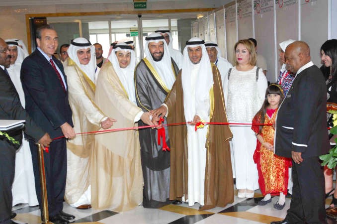 د علي العمير والنائب يعقوب الصانع ومرزوق الشمري و دحيدر بهبهاني خلال افتتاح المعرض المصاحب للمؤتمر