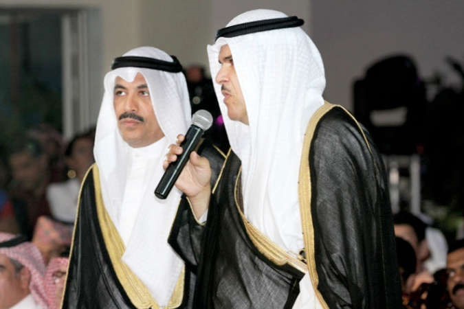 ممثل صاحب السمو وزير الاعلام والشباب الشيخ سلمان الحمود يفتتح البطولة وبجانبه دعيج العتيبي ﻿