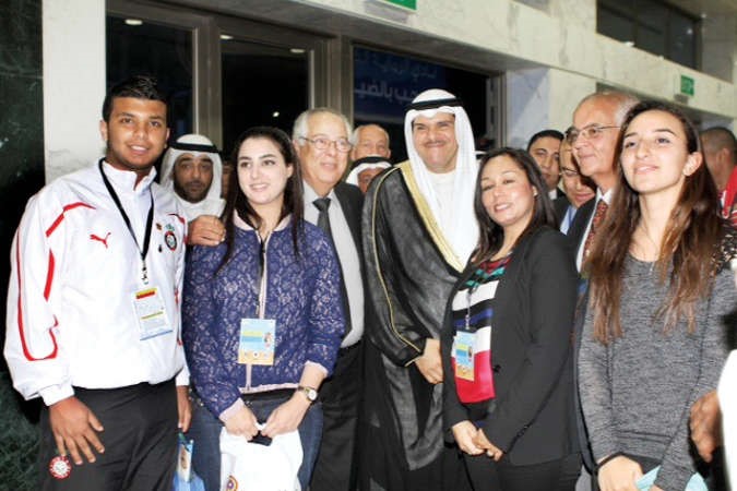 الحمود يتوسط عددا من المشاركين في البطولة ﻿