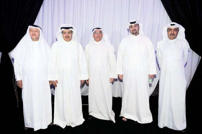 البحر يتوسط مجموعة من قيادات المجموعة ويبدو حامد العيبان وصالح السلمي وحسين العتال ونضال مسعود	قاسم باشا﻿