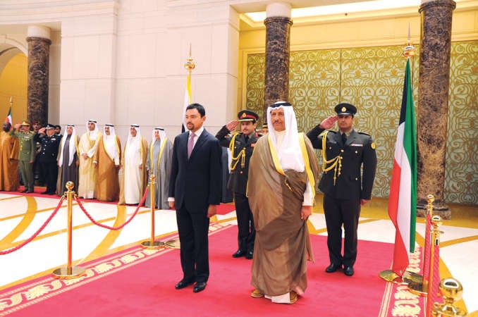 سمو الشيخ جابر المبارك وولي عهد سلطنة بروناي اثناء عزف السلام الوطني ﻿