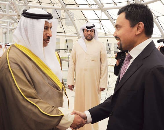 سمو الشيخ جابر المبارك مستقبلا صاحب السمو الملكي الامير حجي المهتدي بالله في المطار ﻿