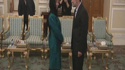 بالفيديو.. لاريجاني يحرج كاثرين اشتون التي مدت يدها لمصافحته ثم سحبتها
