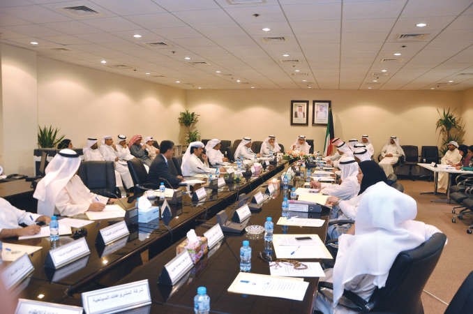 معبدالعزيز الابراهيم خلال الاجتماع ﻿