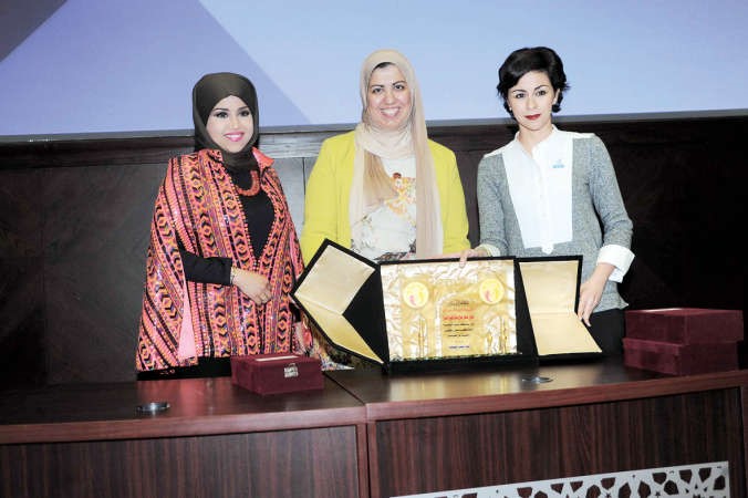 الشيخة الزين الصباح تتسلم درع تكريم وزير الاعلام ووزير الدولة لشؤون الشباب﻿