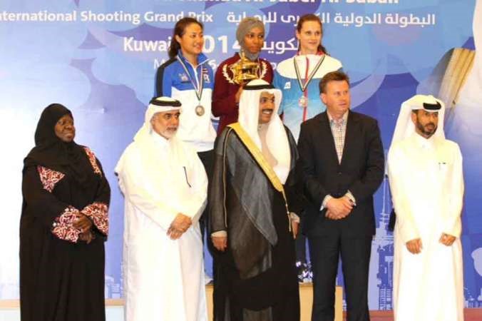العتيبي مع عدد من البطلات الفائزات ﻿