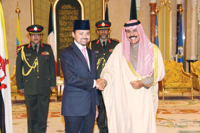 سمو نائب الامير وولي العهد الشيخ نواف الاحمد خلال استقباله الامير حجي المهتدي بالله ﻿