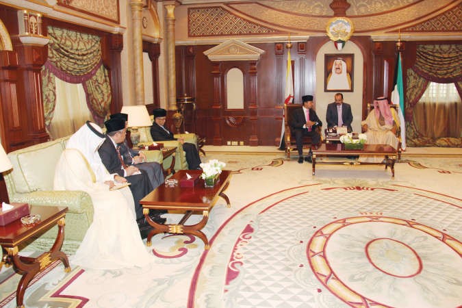 سمو نائب الامير وولي العهد الشيخ نواف الاحمد خلال المحادثات مع الامير حجي المهتدي بالله ولي عهد سلطنة بروناي ﻿