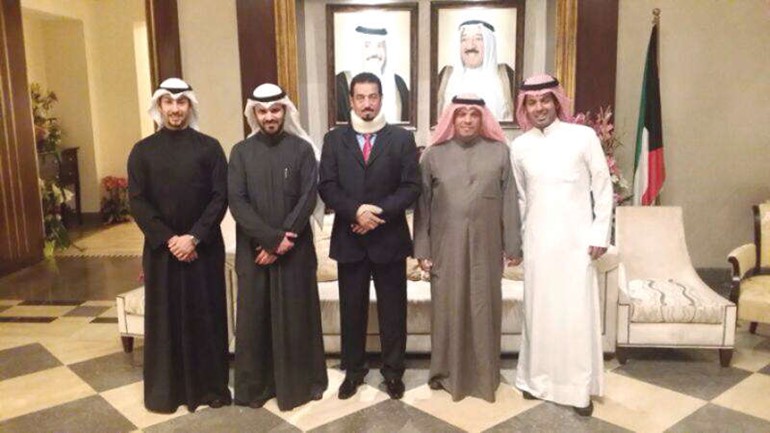 السفير دحمد الدعيج مع دمحمد الظفيري والزميل عبدالله العليان