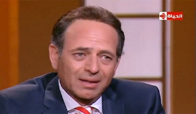 بالفيديو.. ممدوح عبد العليم يبكي بحرقة على الهواء
