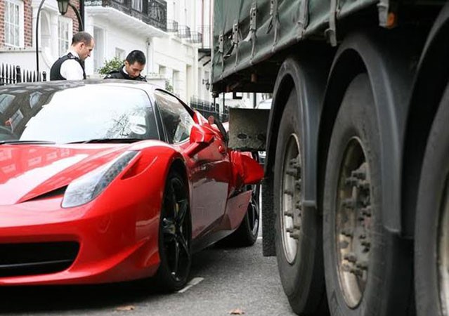 بالصور.. سائق شاحنة يشوه سيارة فيراري تتجاوز قيمتها مليون ريال
