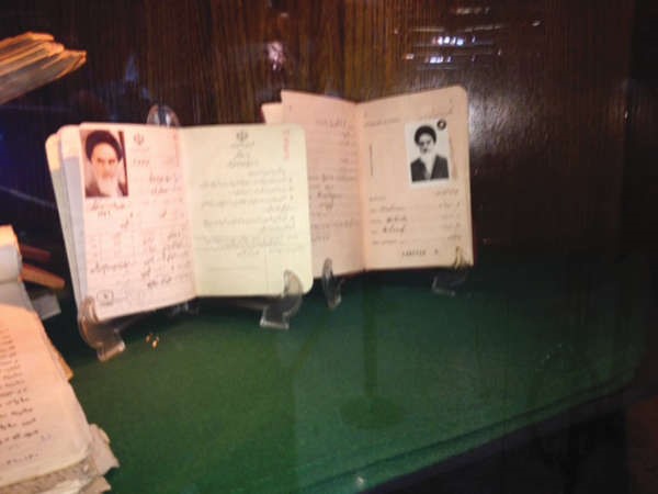 بعض الوثائق الشخصية
