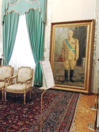 صورة الشاه تتصدر القصر