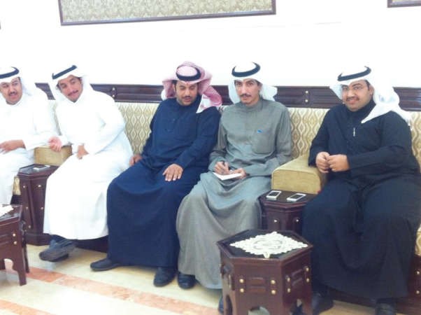 رواد ديوانية الهياج في منطقة سعد العبدالله خلال حديثهم الى الزميل عبدالله الراكان﻿