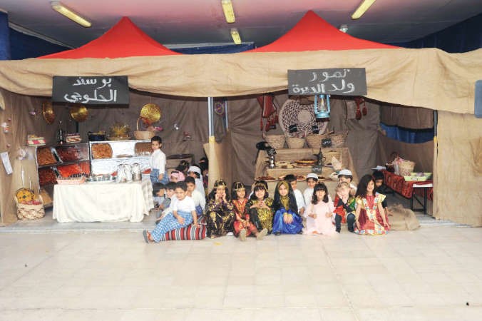 عدد من الاطفال خلال مشاركتهم في المعرض التراثي