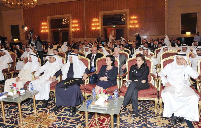 ضرار الغانم يتوسط عصام الصقر وشيخة البحر وعبدالوهاب الوزان في افتتاح المؤتمر