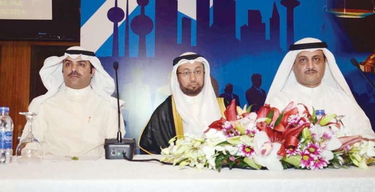 دمنصور السعيد يتوسط لؤي الخرافي وعبدالرحمن البراك في افتتاح المؤتمر