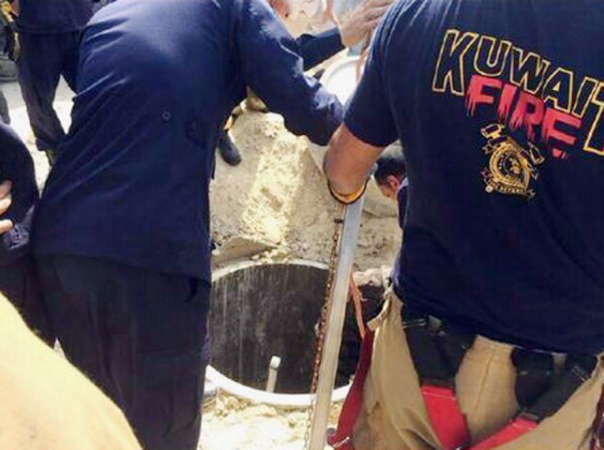 رجال الاطفاء خلال تعاملهم مع الحادث ﻿