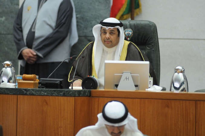 يعقوب الصانع مترئسا جانبا من جلسة امس