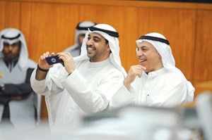 الشيخ محمد العبدالله يلتقط صورة بهاتفه النقال بمتابعة من فيصل الشايع 