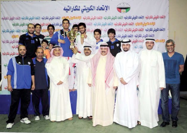 لاعبو كراتيه الشباب يحملون كاس البطولة﻿
