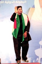 سعود حبيب ملتحفا بالعلم بعد فوزه بالميدالية البرونزية ﻿
