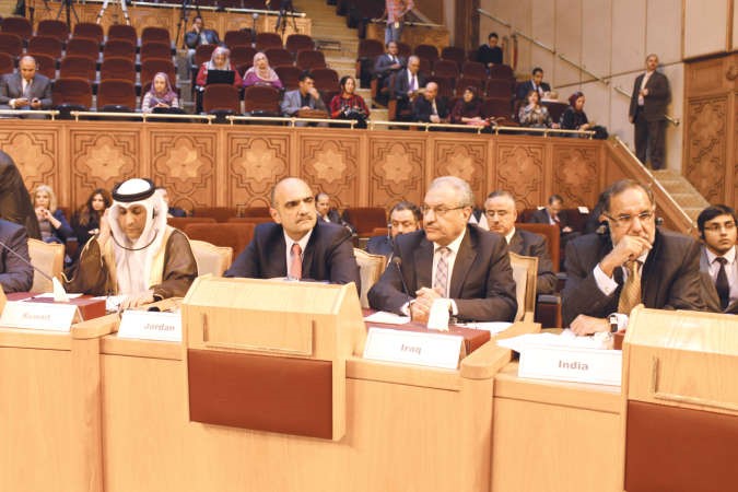 السفير عزيز الديحاني يلقي كلمة الشيخ صباح الخالد في الاجتماع	ناصر عبدالسيد﻿